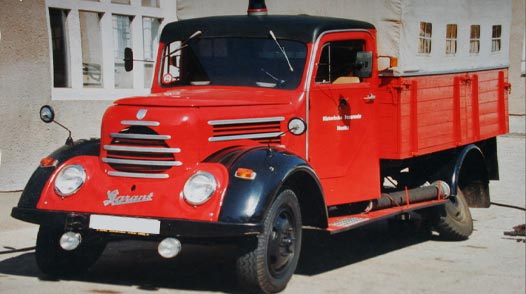 roter LKW Oldtimer beim Reifenwechsel