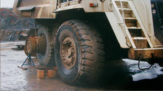 Reifenwechsel am LKW auf der Baustelle