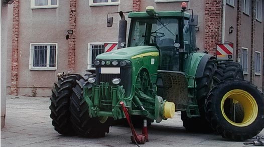 Traktor beim Reifenwechsel